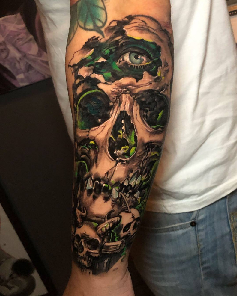 Men arm skull, photo - Tattoo Master Henry Anglas