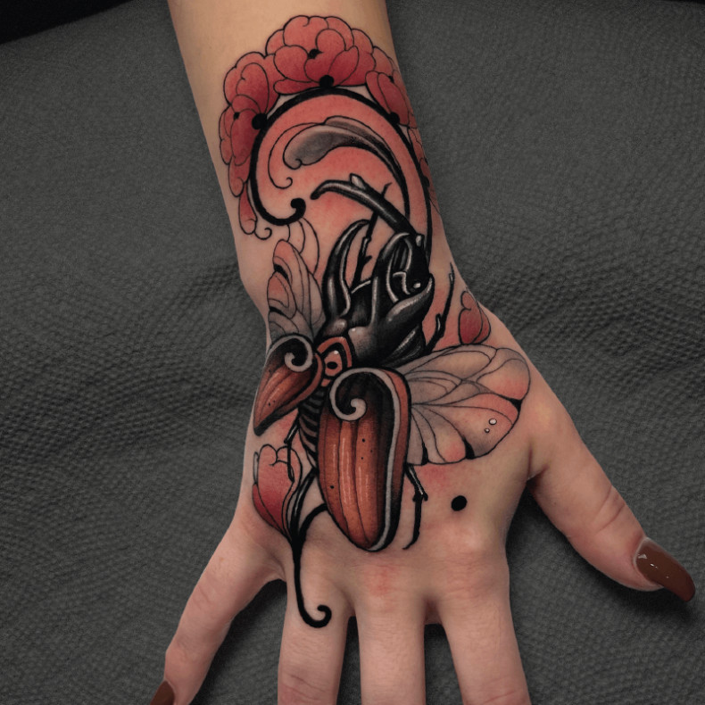 Women beetle hand, photo - Tattoo Master Krish Trece