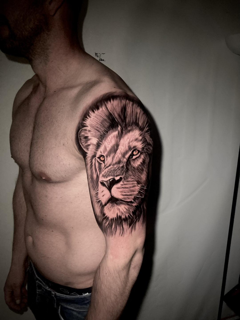 Men lion shoulder, photo - Tattoo Master Pawel Ochmanski