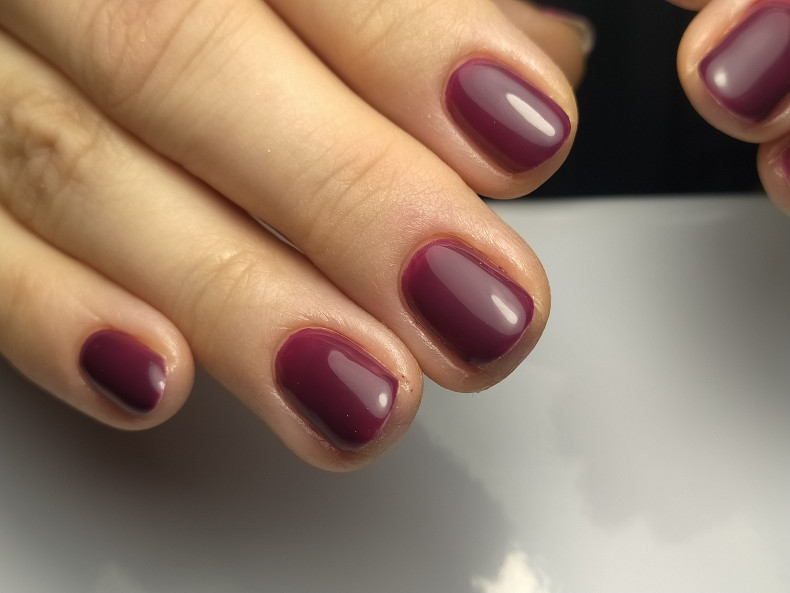 Short burgundy, photo - Manicurist Natalia Shveda