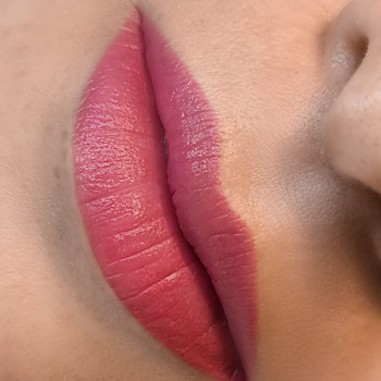 Милый натуральный цвет губ,при заживлении будет натуральный