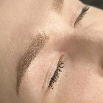 Permanentny makijaż brwi