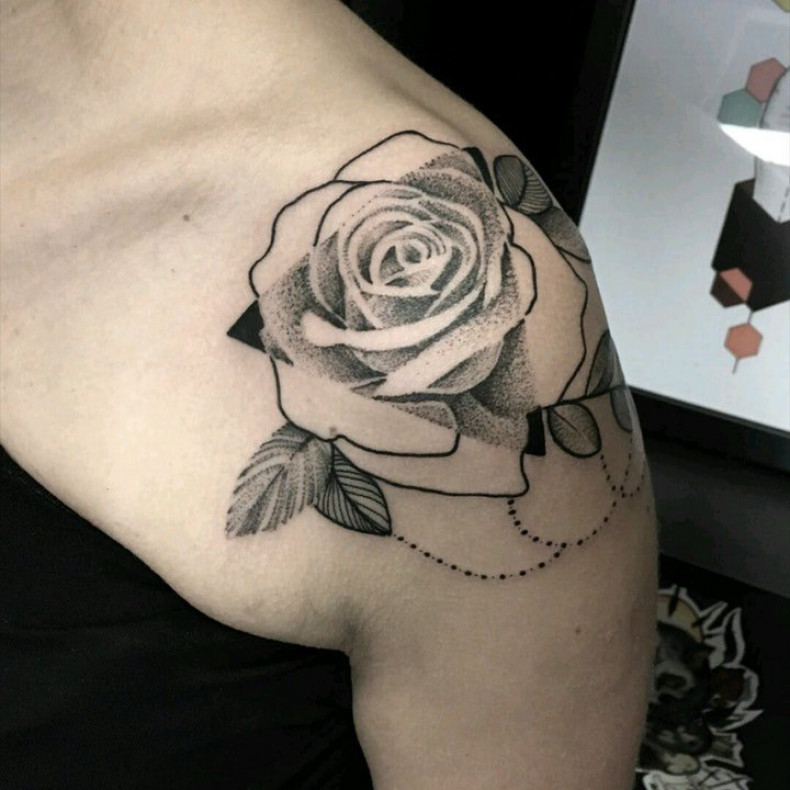 Women shoulder rose, photo - Tattoo Master Julia Danilovich