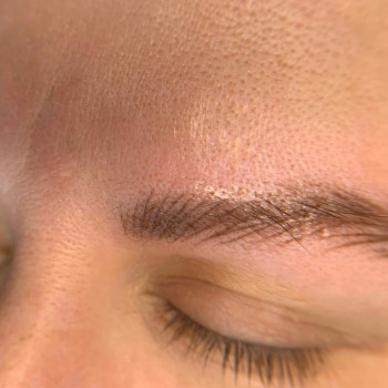 Брови в технике «волоски»