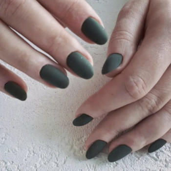 Stärkung mit Gel. Die Form der Nägel wird individuell ausgew