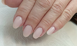 Manicure hybrydowy z wmocniem akrylowym pyłkiem Manicurist Olena Mishuk Warsaw