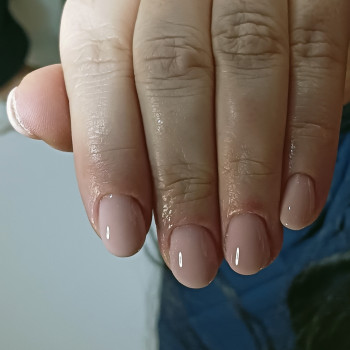 Manicure hybrydowy z wmocniem akrylowym pyłkiem