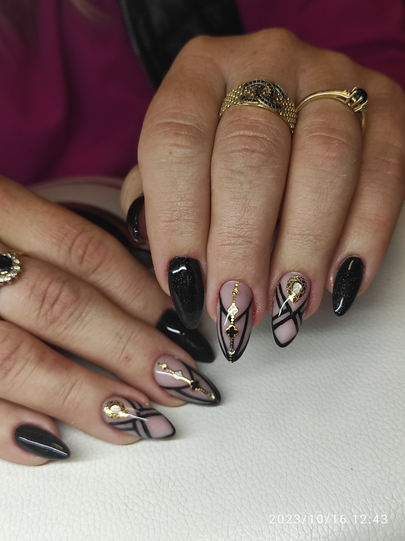 Black geometric striped, photo - Manicurist Yanina Kliukova