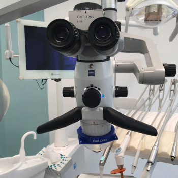 leczenie kanałowe pod mikroskopem