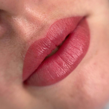 Перманентный макияж губ в помадной технике
