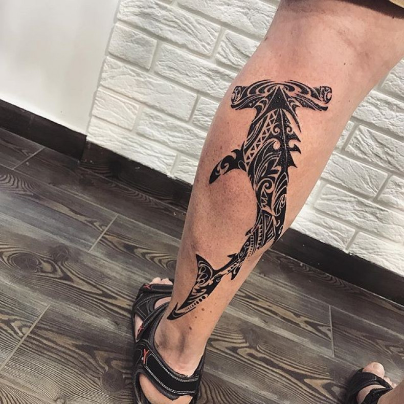 Męski wieloryb na nodze, photo - Tatuażysta Barb Tattoo