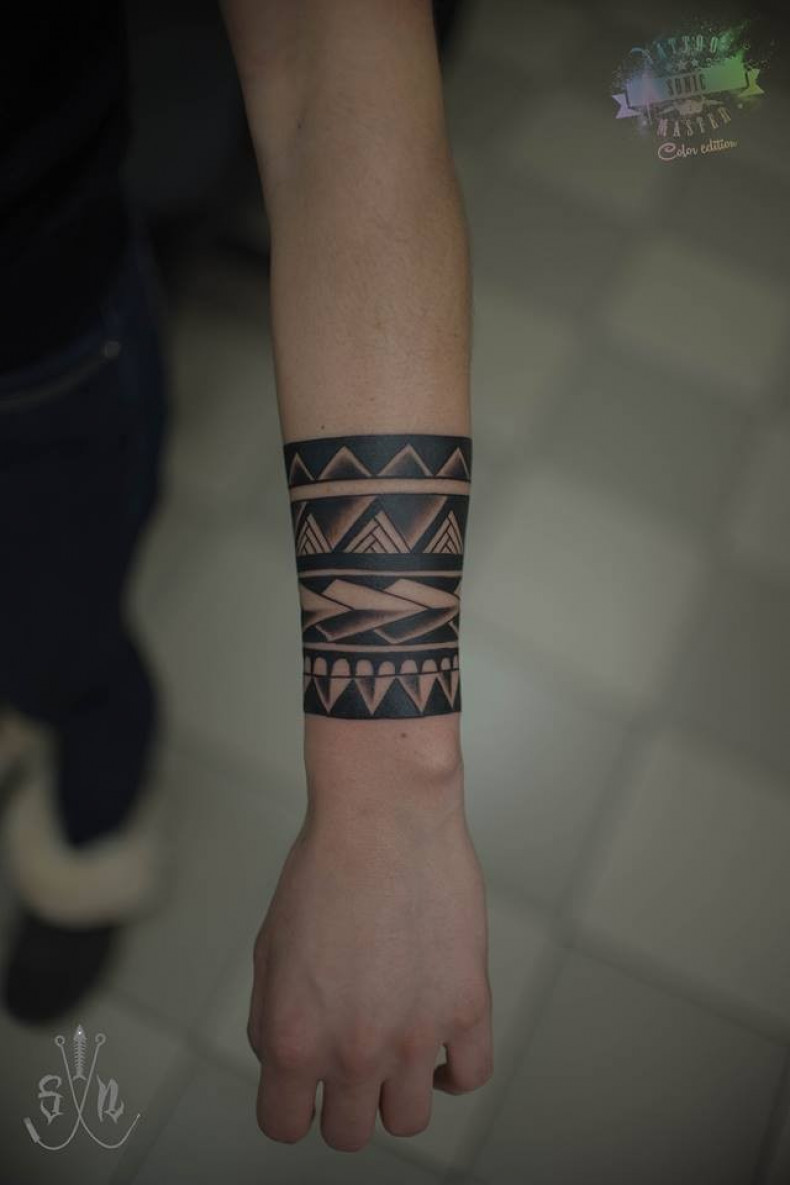 Męski na ramieniu blackwork, photo - Tatuażysta Barb Tattoo