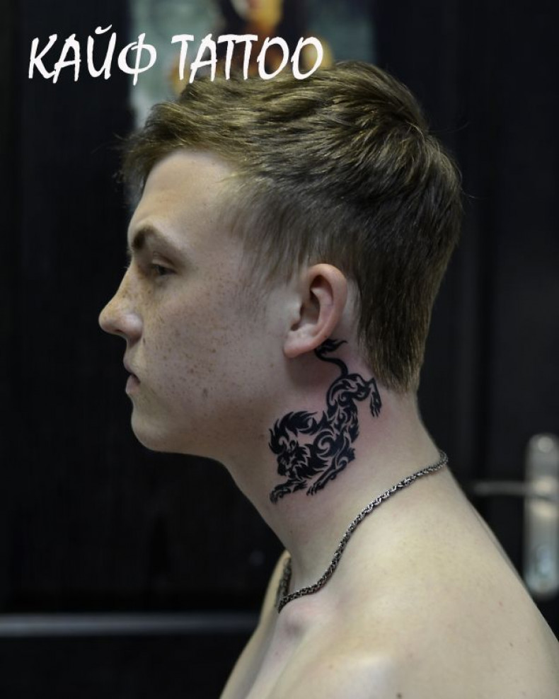 Men behind the ear lion, photo - Tattoo Master Barb Tattoo