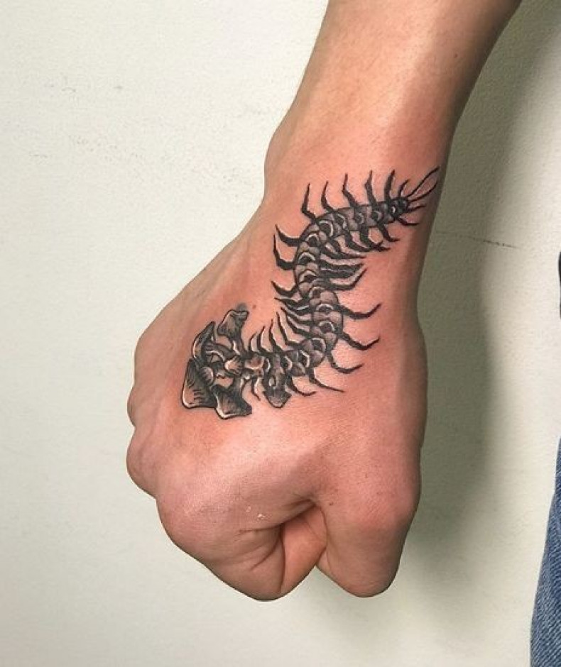 Męski potwór na dłoni, photo - Tatuażysta Barb Tattoo