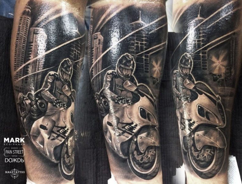 Męski motocykl na nodze, photo - Tatuażysta Barb Tattoo