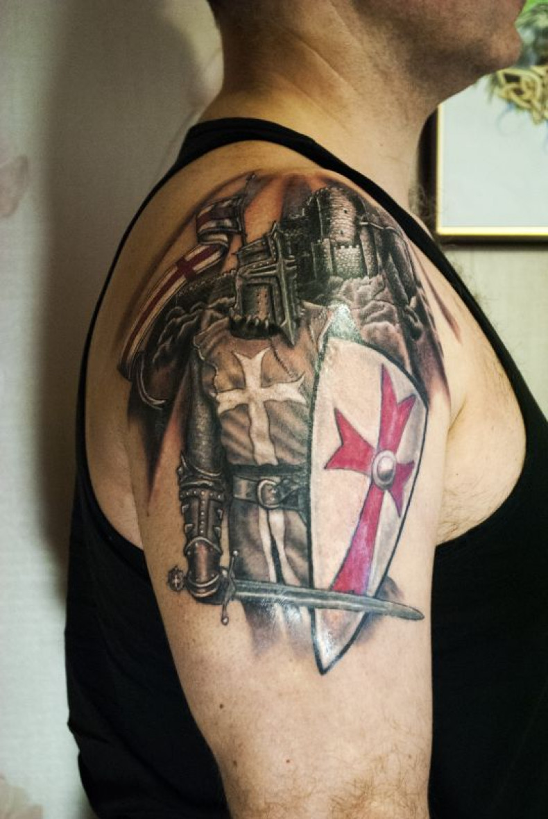 Męski wojownik na ramieniu, photo - Tatuażysta Barb Tattoo