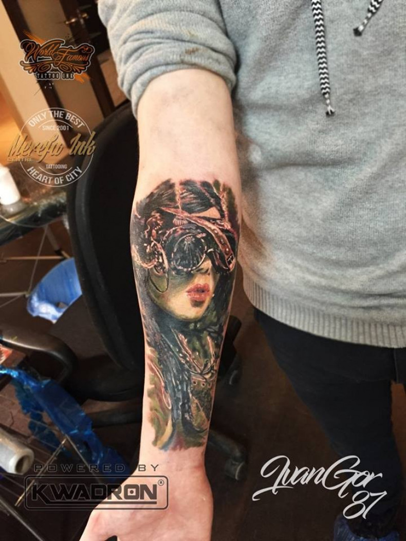 Męski maska na przedramieniu, photo - Tatuażysta Barb Tattoo