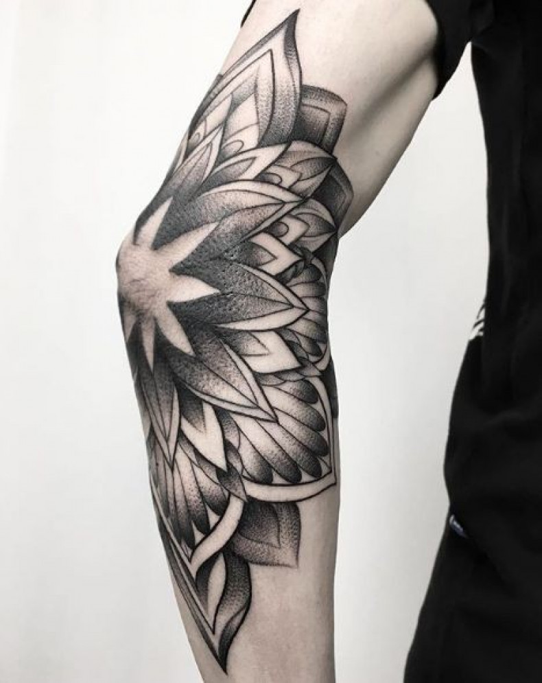 Męski na ramieniu whip shading, photo - Tatuażysta Barb Tattoo