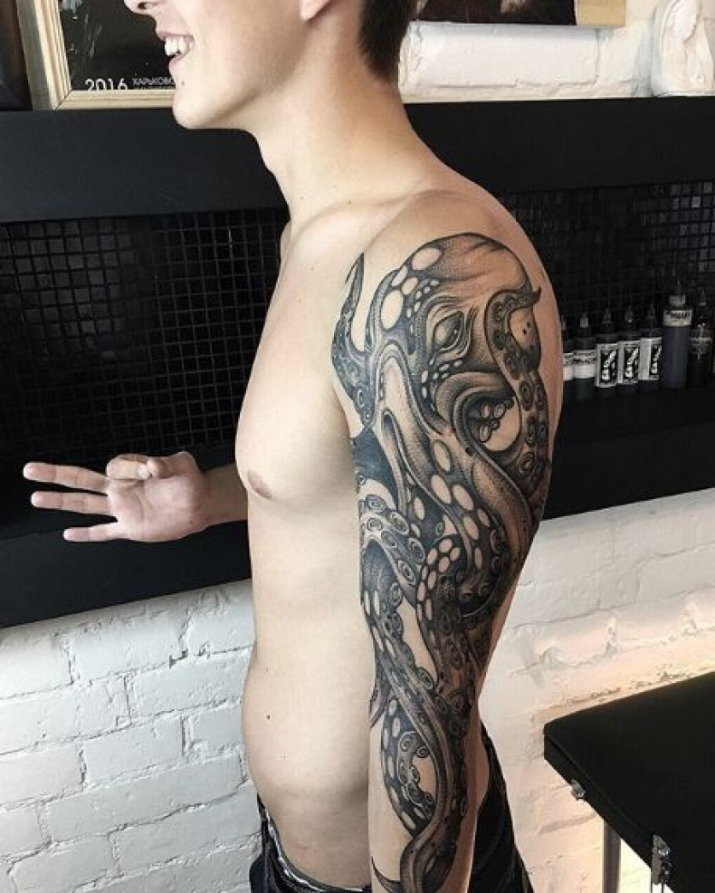 Męski na ramieniu whip shading, photo - Tatuażysta Barb Tattoo