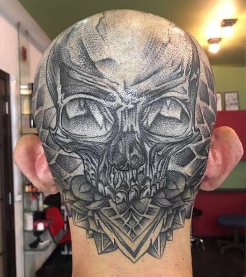 Men whip shading skull, photo - Tattoo Master Barb Tattoo