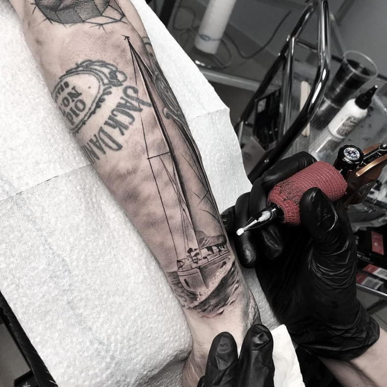 Męski czarny szary statek, photo - Tatuażysta Barb Tattoo