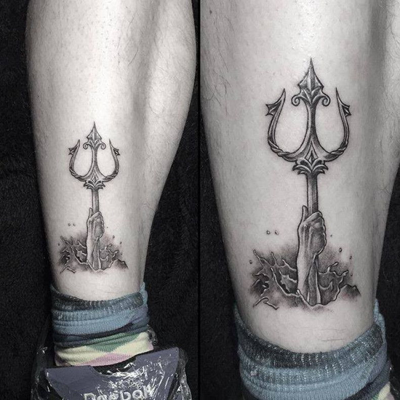 Men whip shading leg, photo - Tattoo Master Barb Tattoo