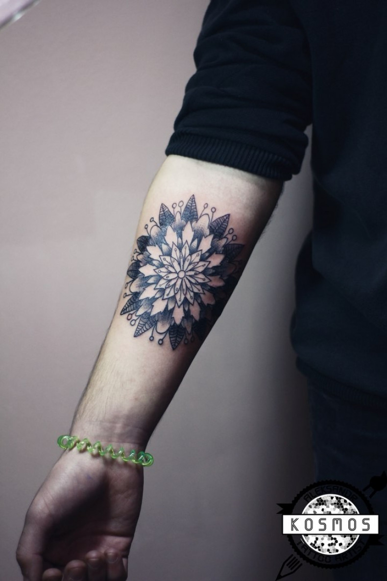 Męski whip shading mandala, photo - Tatuażysta Barb Tattoo