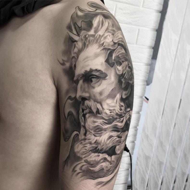 Men black and grey shoulder, photo - Tattoo Master Barb Tattoo