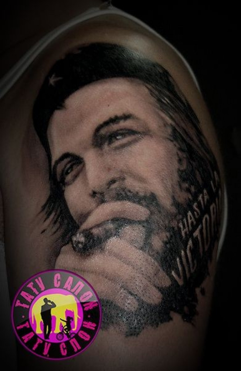 Męski czarny szary na ramieniu, photo - Tatuażysta Barb Tattoo