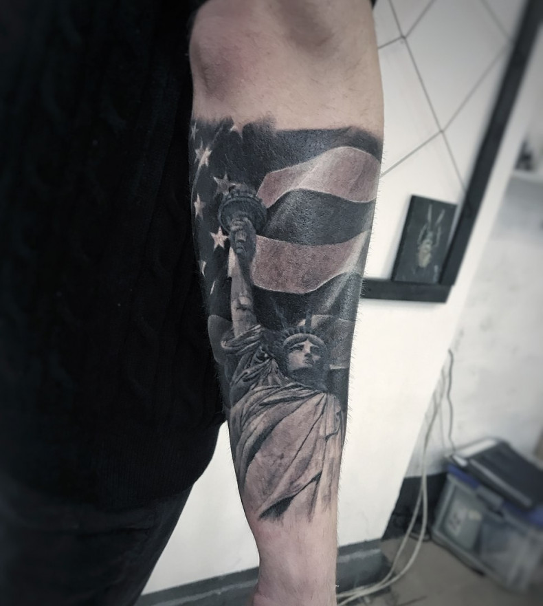 Męski czarny szary na przedramieniu, photo - Tatuażysta Barb Tattoo