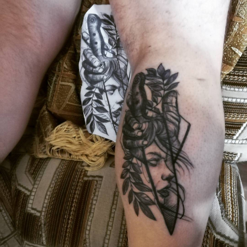 Męski dziewczyna na nodze, photo - Tatuażysta Barb Tattoo