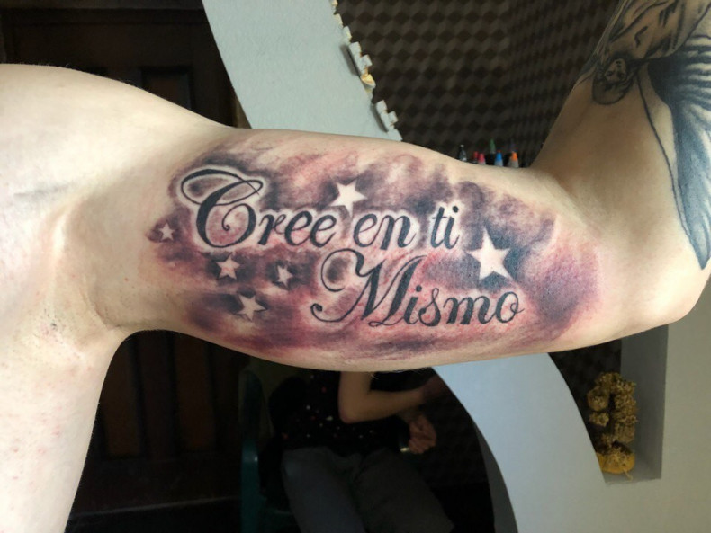 Męski na ramieniu czarny szary, photo - Tatuażysta Barb Tattoo