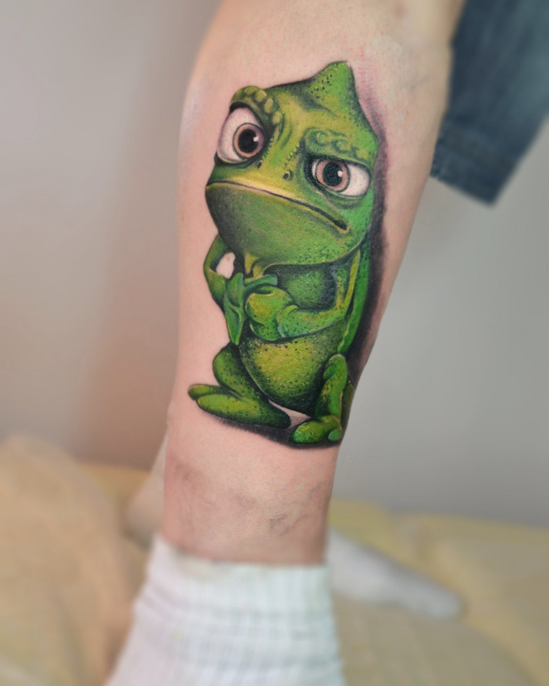 Męski kreskówki na nodze, photo - Tatuażysta Barb Tattoo