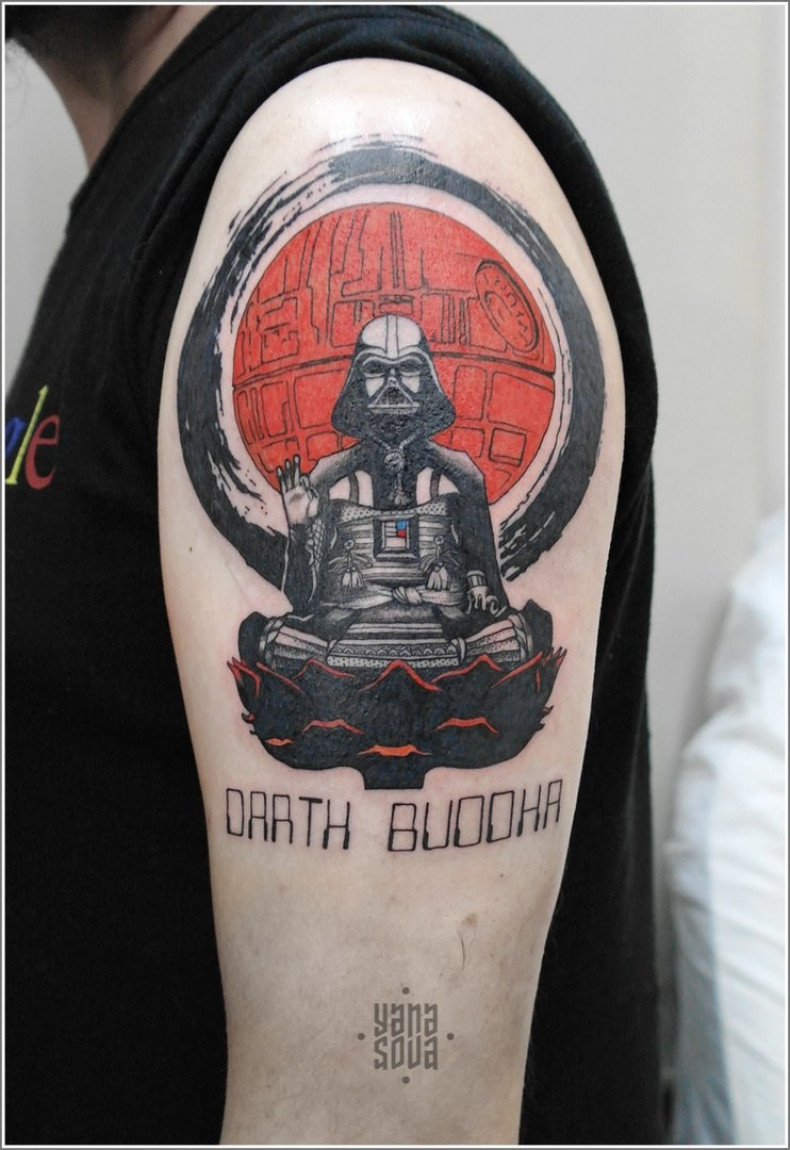 Męski Budda na ramieniu, photo - Tatuażysta Barb Tattoo