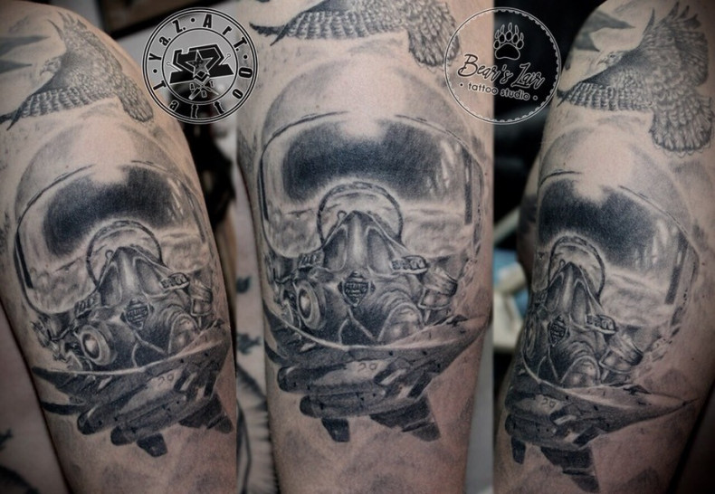 Men black and grey shoulder, photo - Tattoo Master Barb Tattoo