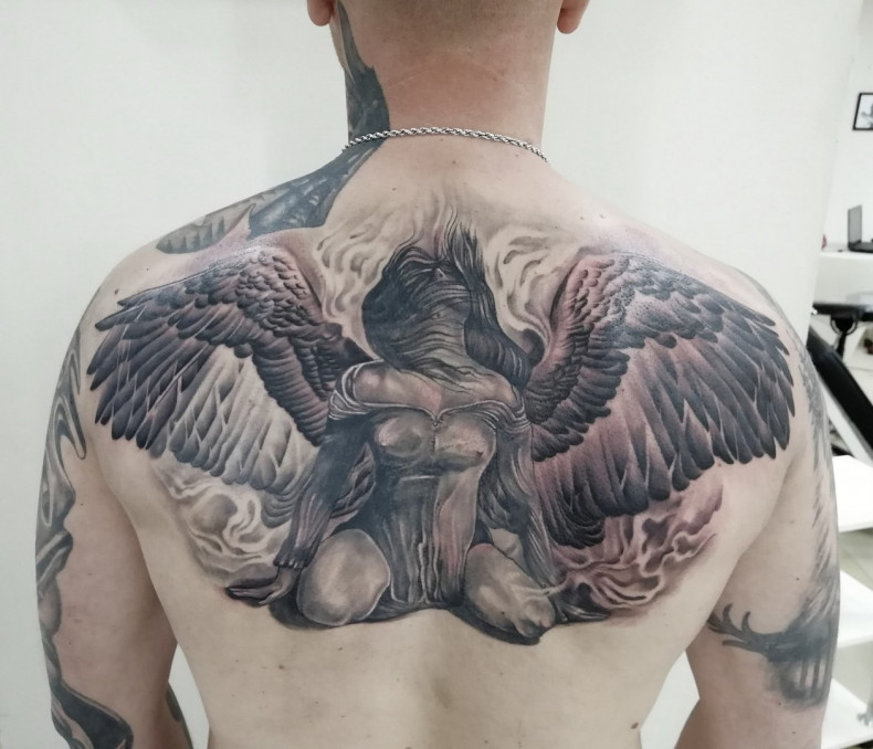 Męski czarny szary anioł, photo - Tatuażysta Barb Tattoo