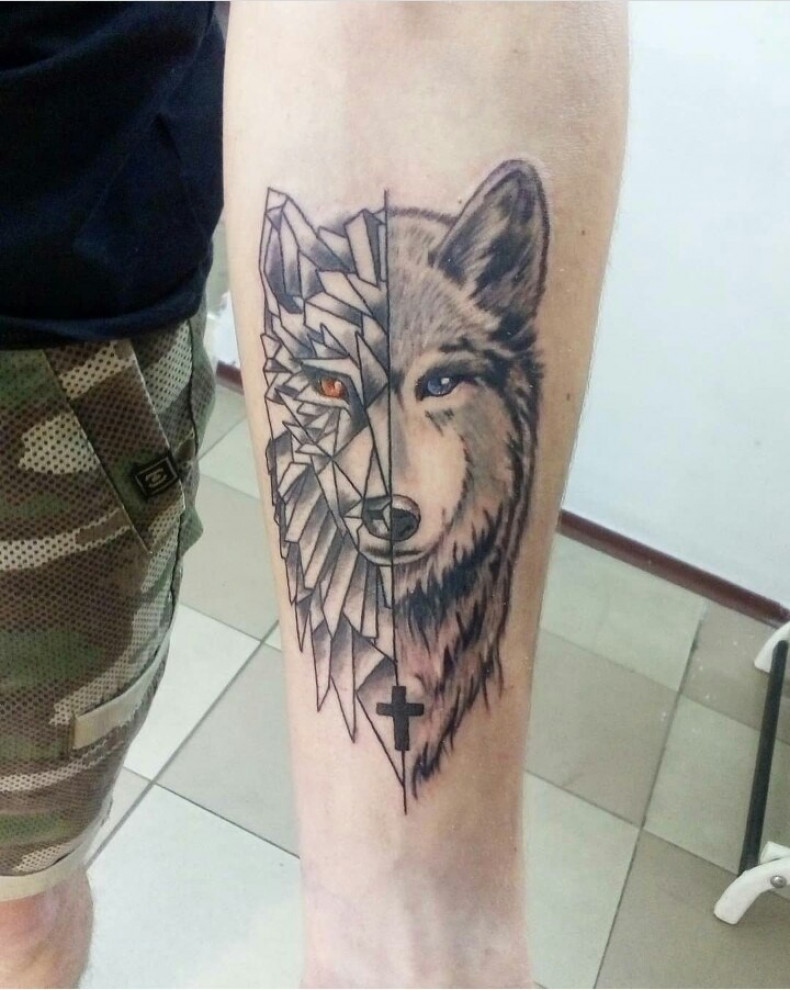 Męski wilk krzyż, photo - Tatuażysta Barb Tattoo