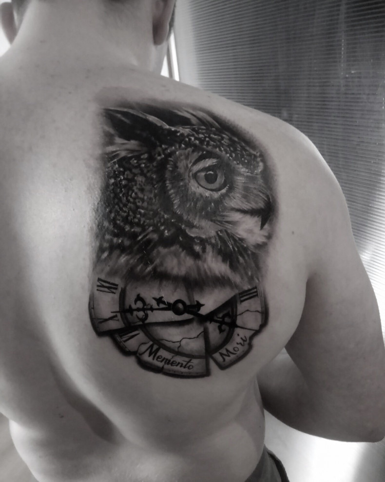 Men black and grey shoulder blade, photo - Tattoo Master Barb Tattoo