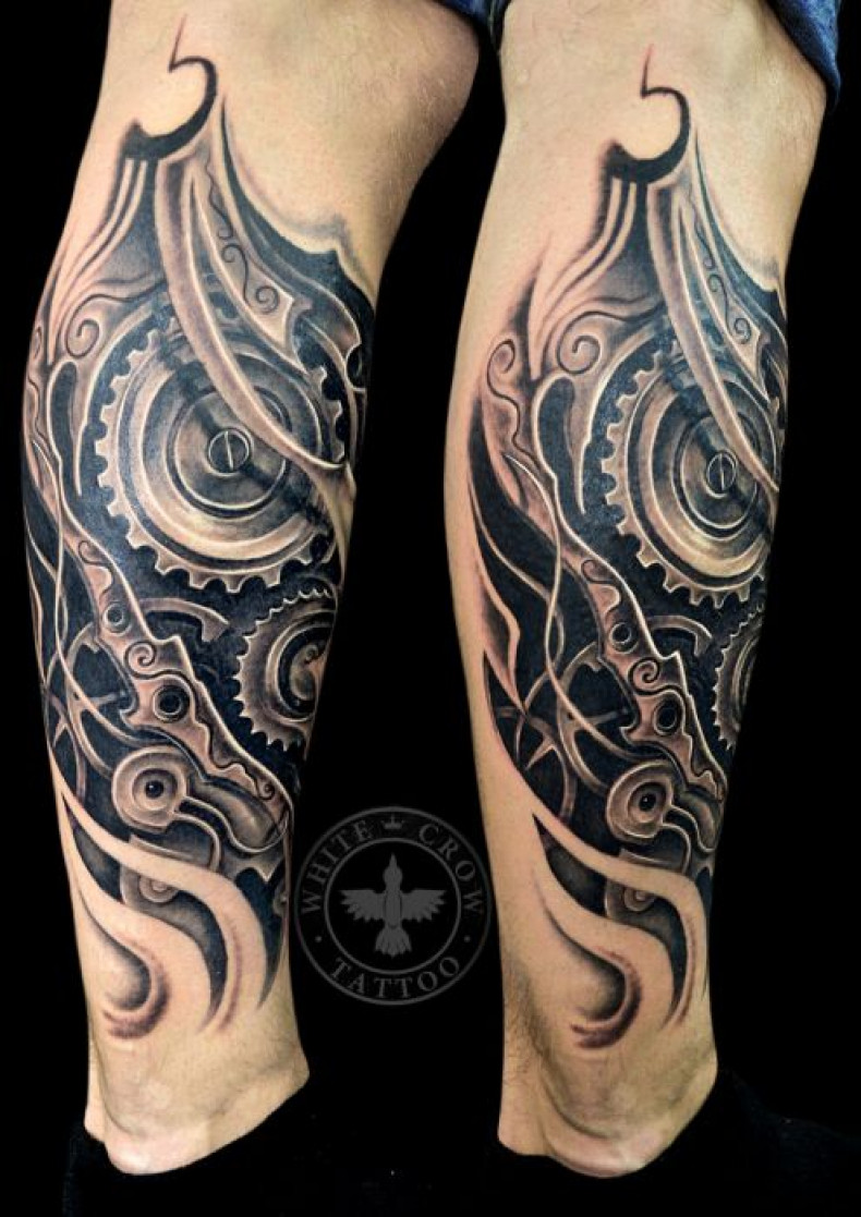 Men biomechanical leg, photo - Tattoo Master Barb Tattoo