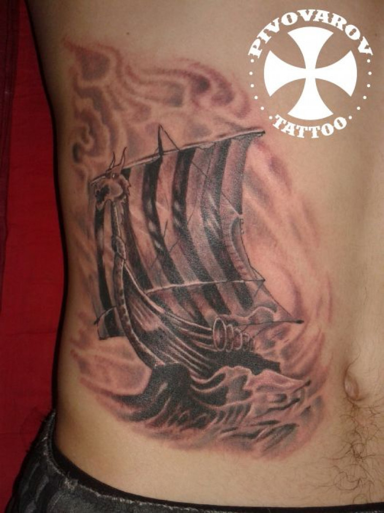 Męski czarny szary statek, photo - Tatuażysta Barb Tattoo