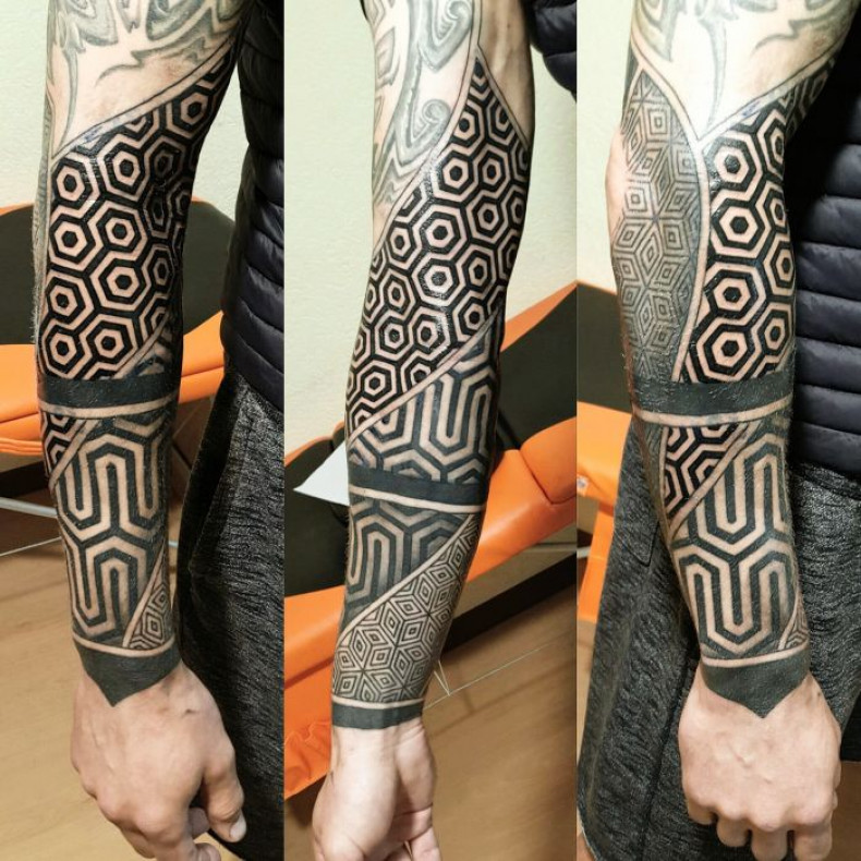 Męski whip shading ornament, photo - Tatuażysta Barb Tattoo