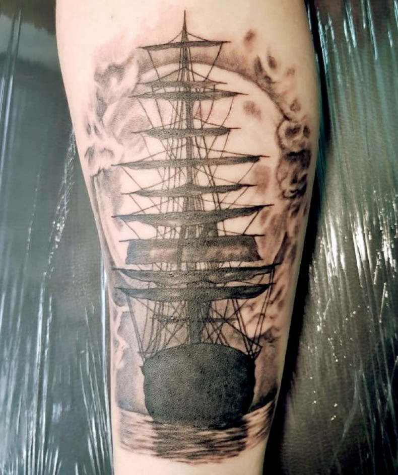 Męski czarny szary statek, photo - Tatuażysta Barb Tattoo