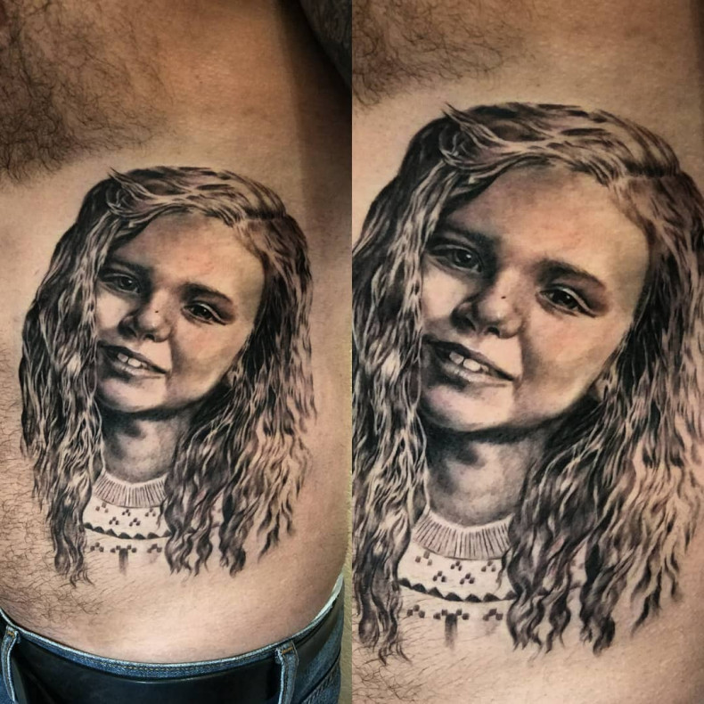 Męski czarny szary na żebrach, photo - Tatuażysta Barb Tattoo