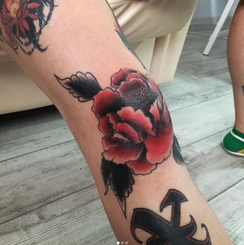 Męski na kolanie róża, photo - Tatuażysta Barb Tattoo