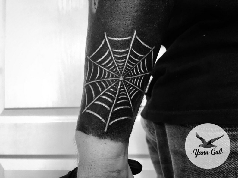 Men blackwork spider, photo - Tattoo Master Barb Tattoo