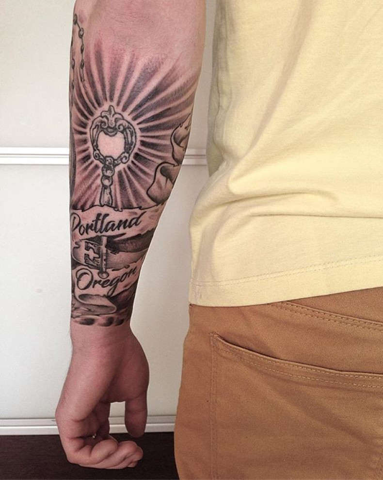 Męski na ramieniu czarny szary, photo - Tatuażysta Barb Tattoo