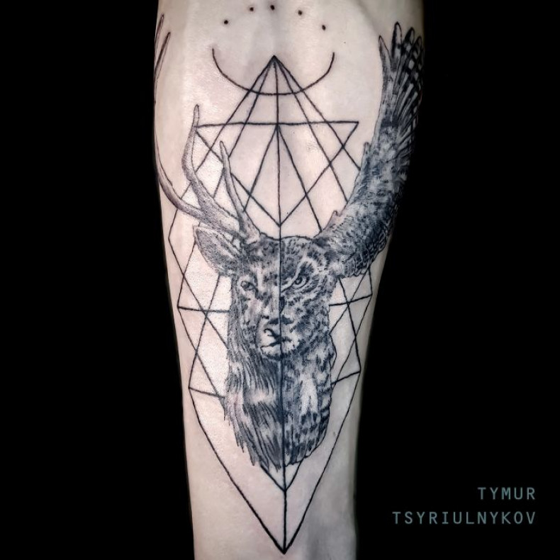 Męski whip shading na kolanie, photo - Tatuażysta Barb Tattoo