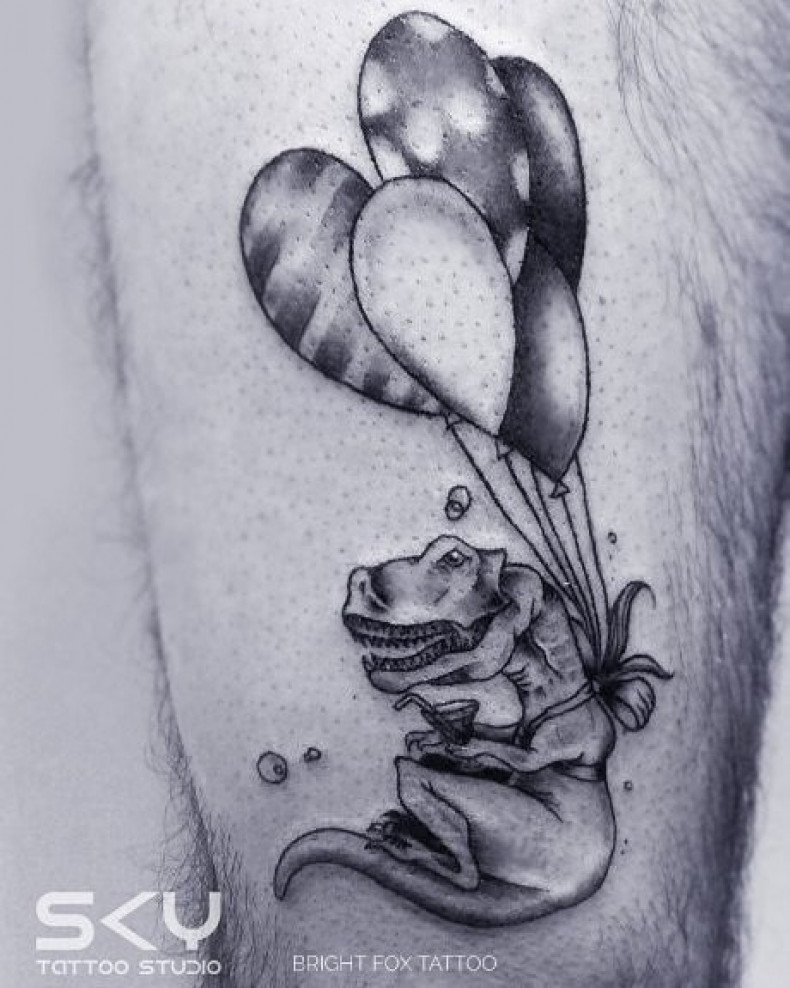 Men whip shading balloon, photo - Tattoo Master Barb Tattoo