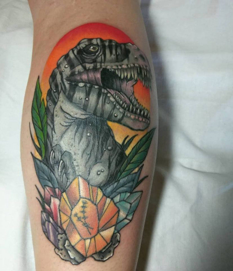 Męski dinozaur na nodze, photo - Tatuażysta Barb Tattoo