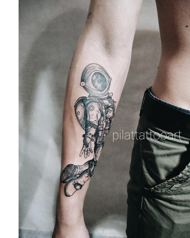 Men eye an astronaut, photo - Tattoo Master Barb Tattoo